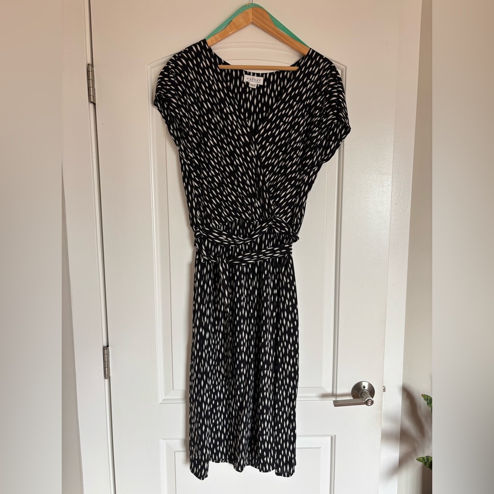 Velvet by Graham and Spencer Black and White Patterned wrap dress. Size L. EUC